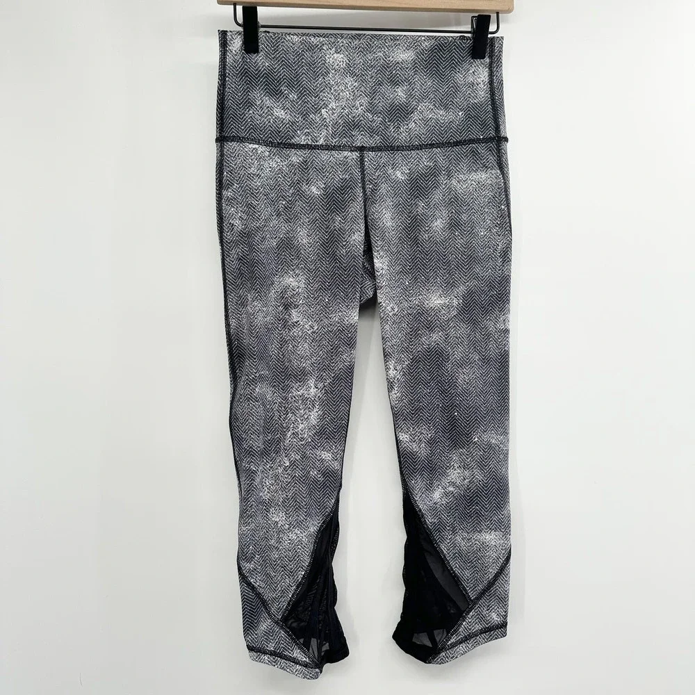 Lululemon Essential Rhythm Crop (Full-On Luxtreme)‎ in White Black Size 8